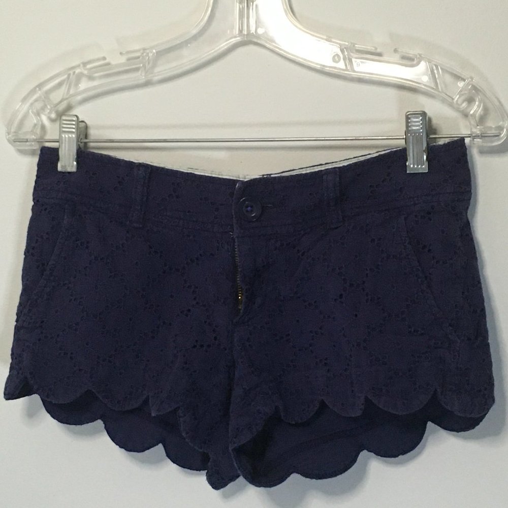 Scallop Navy blue Lily Pulitzer shorts!